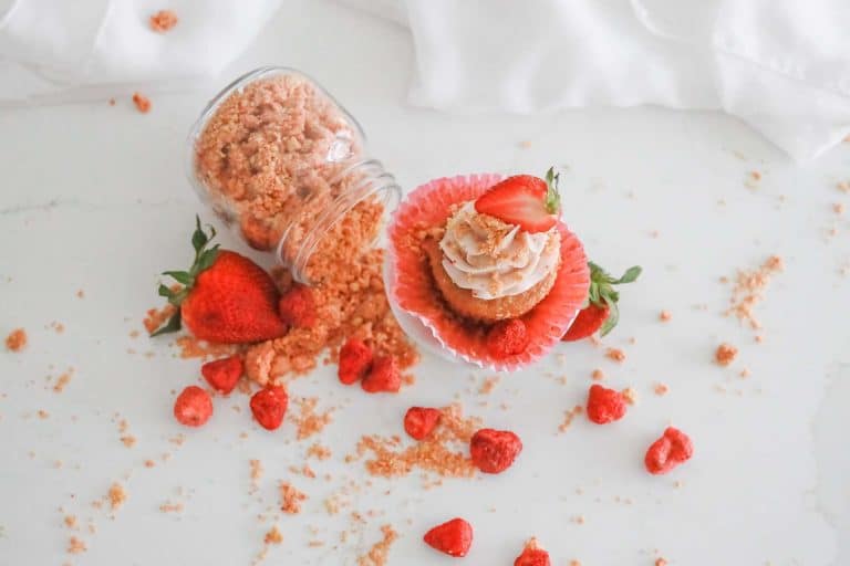 strawberry-shortcake-crunch-cupcakes