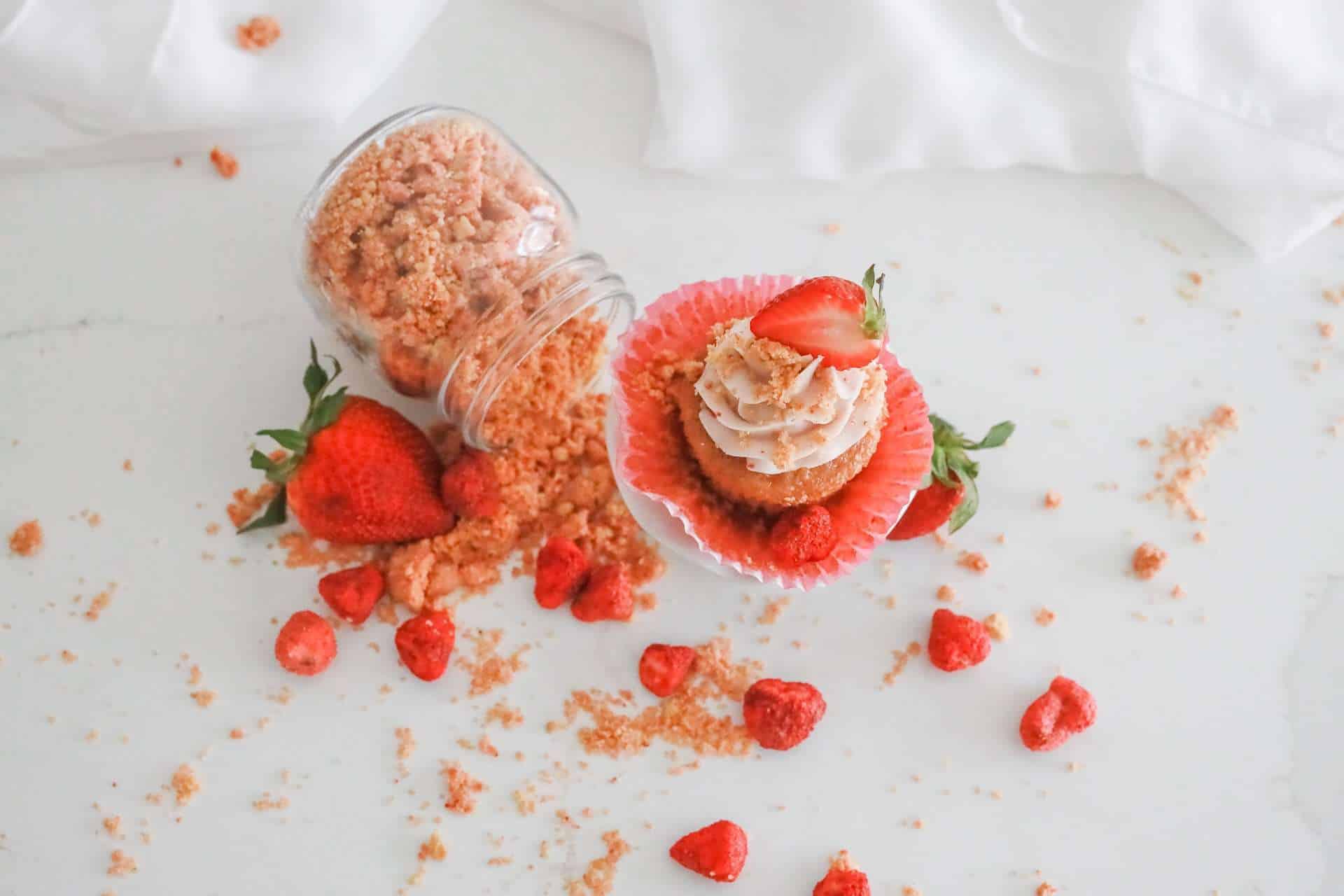 strawberry-shortcake-crunch-cupcakes