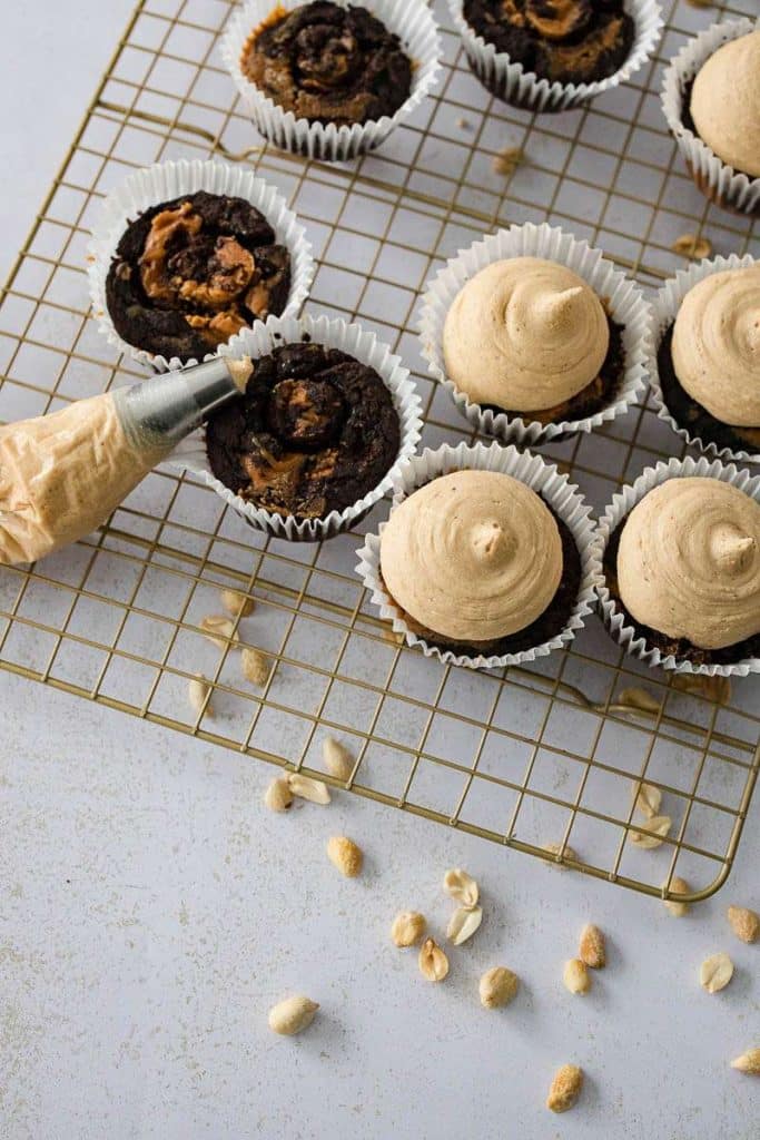 frost_cupcakes_with_buttercream
